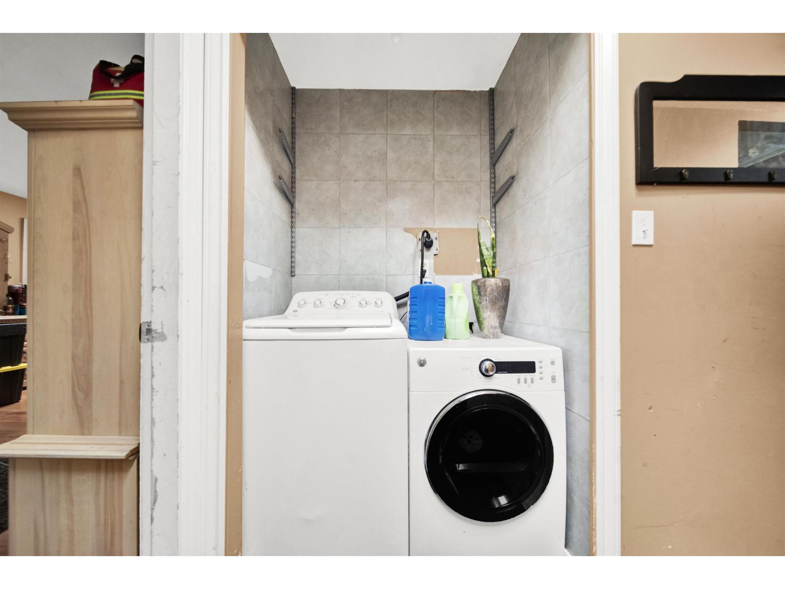 10846 129 Street Street, Surrey, BC - Indoor Photo Showing Laundry Room