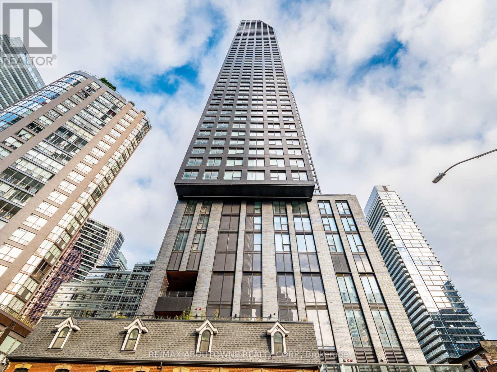 1116 - 8 Wellesley Street W, Toronto, ON - Outdoor With Facade