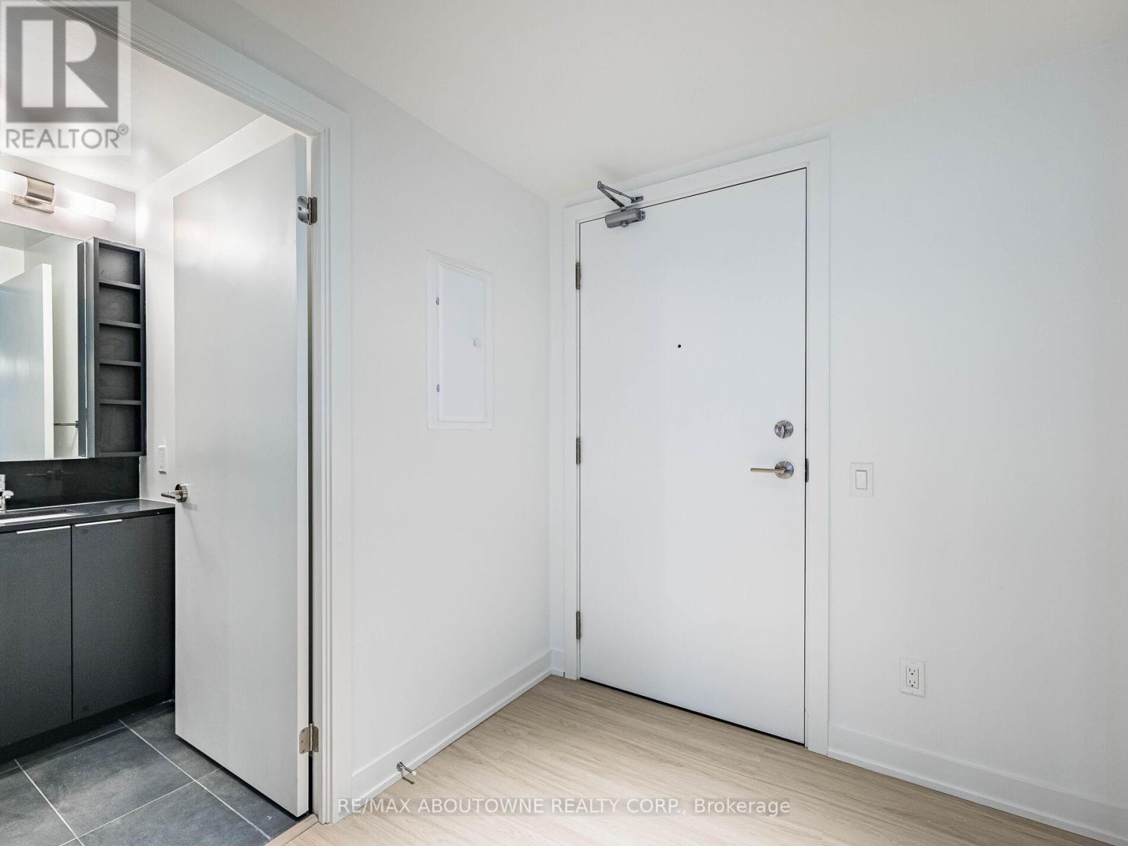 1116 - 8 Wellesley Street W, Toronto, ON - Indoor Photo Showing Other Room