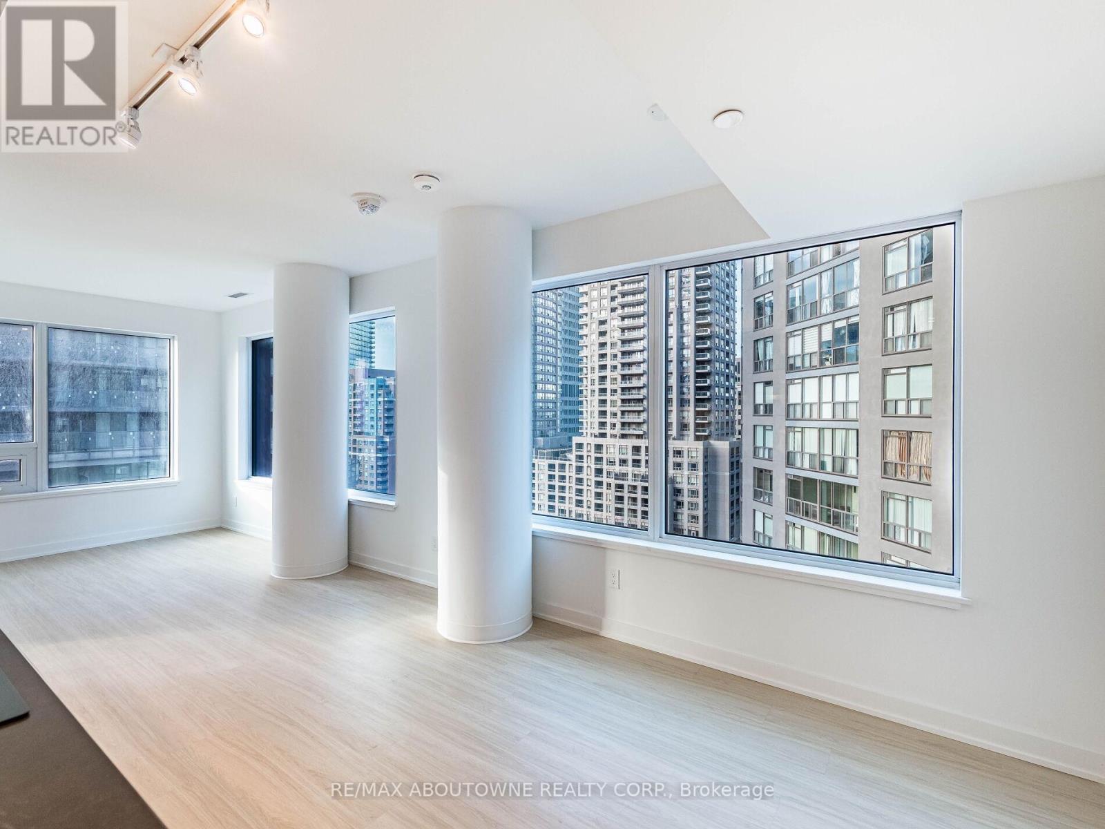 1116 - 8 Wellesley Street W, Toronto, ON - Indoor Photo Showing Other Room