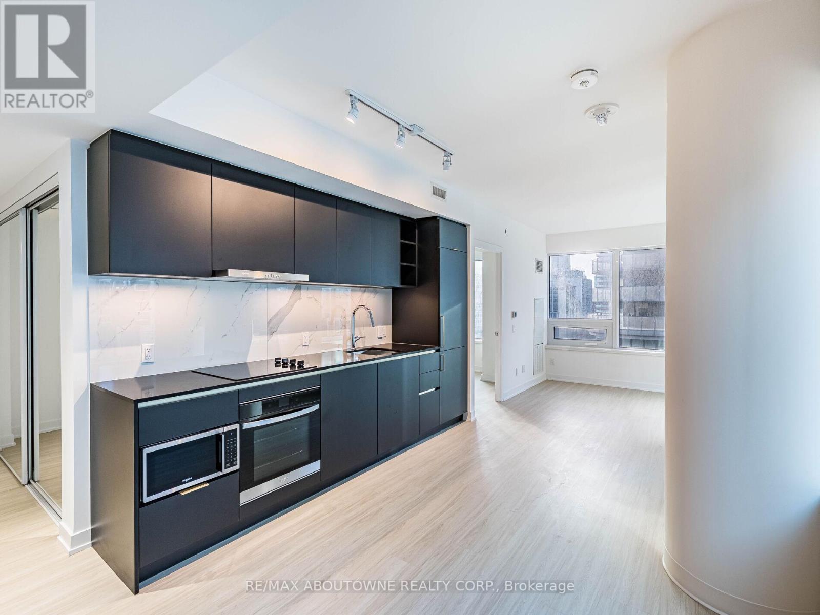 1116 - 8 Wellesley Street W, Toronto, ON - Indoor Photo Showing Kitchen