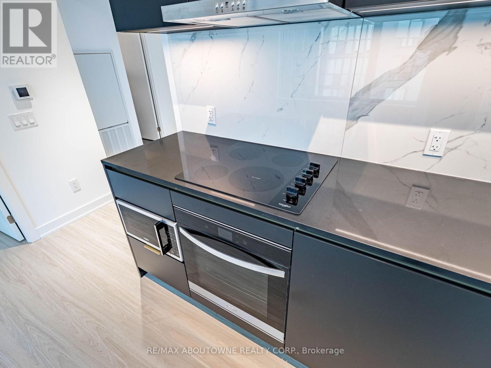 1116 - 8 Wellesley Street W, Toronto, ON - Indoor