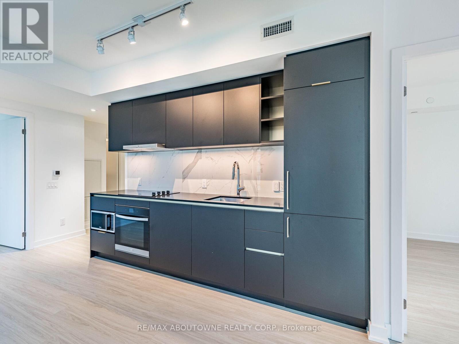 1116 - 8 Wellesley Street W, Toronto, ON - Indoor Photo Showing Kitchen