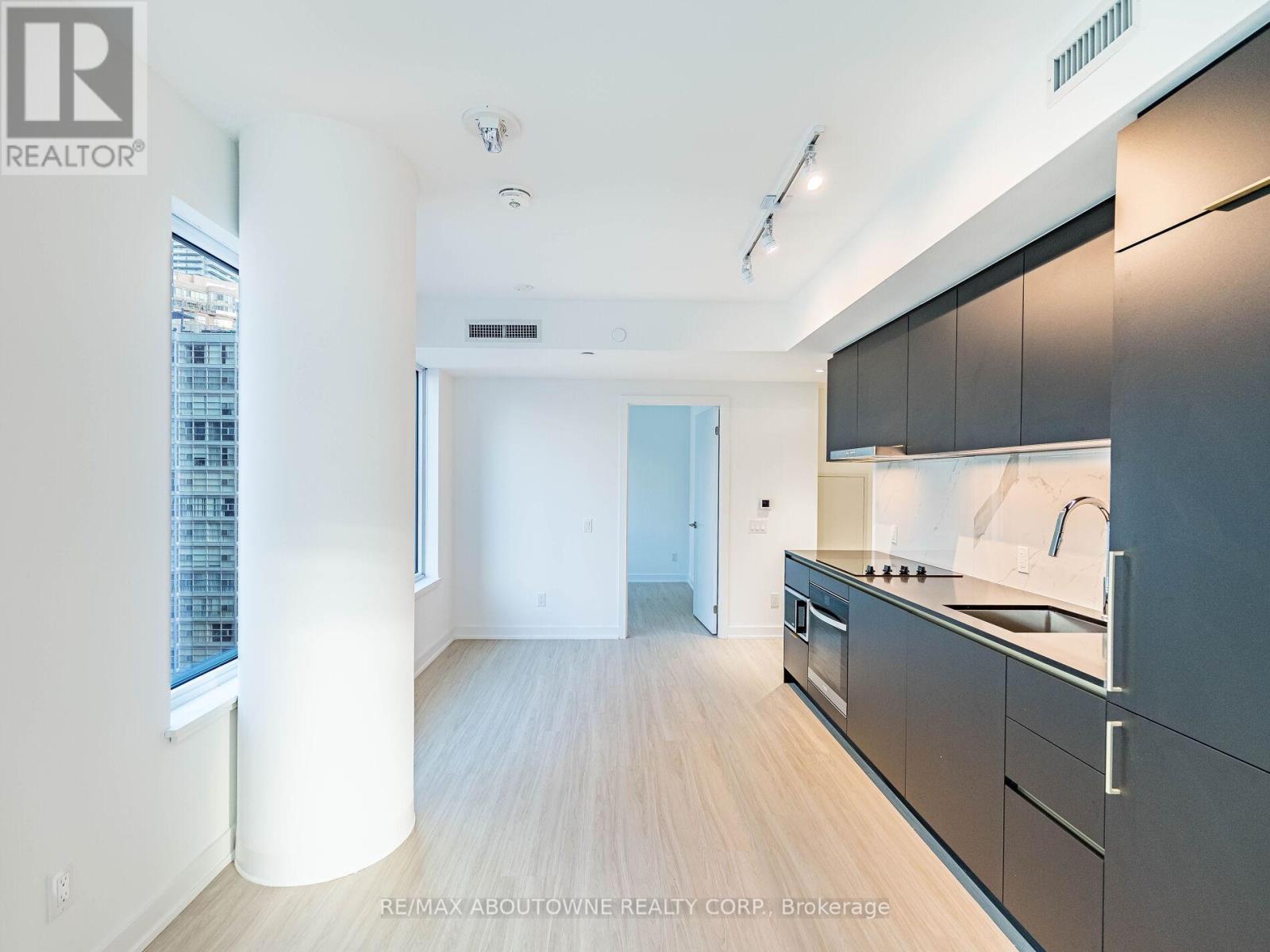 1116 - 8 Wellesley Street W, Toronto, ON - Indoor Photo Showing Kitchen