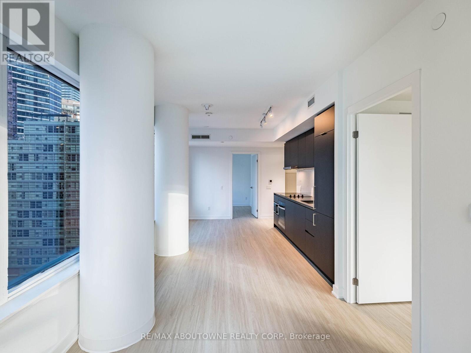 1116 - 8 Wellesley Street W, Toronto, ON - Indoor Photo Showing Other Room