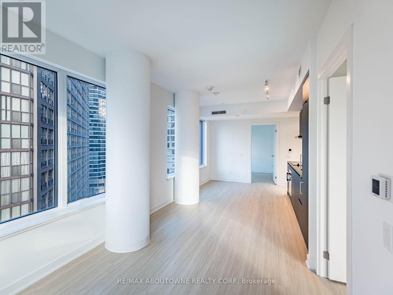 1116 - 8 Wellesley Street W, Toronto, ON - Indoor Photo Showing Other Room