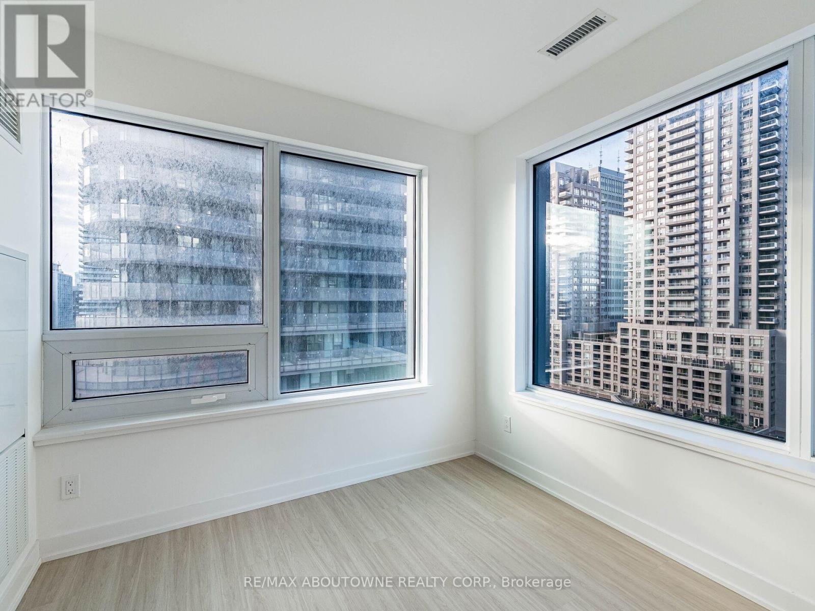 1116 - 8 Wellesley Street W, Toronto, ON - Indoor Photo Showing Other Room