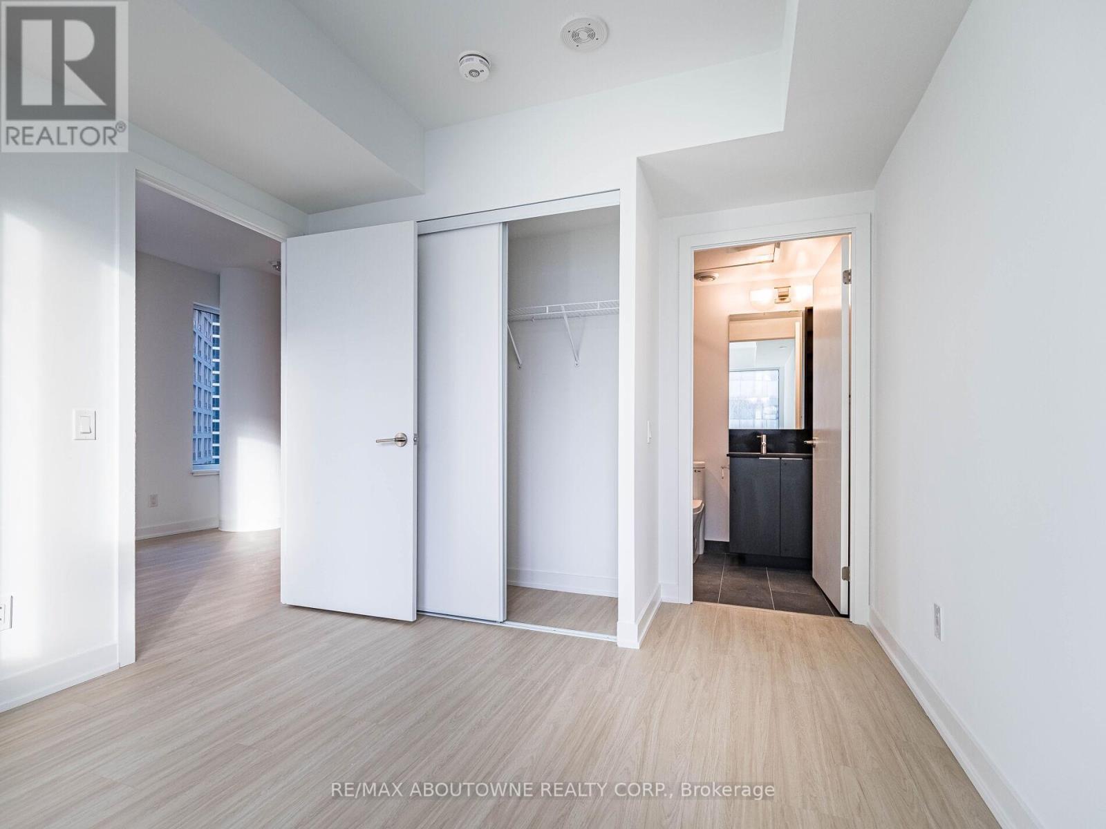 1116 - 8 Wellesley Street W, Toronto, ON - Indoor Photo Showing Other Room