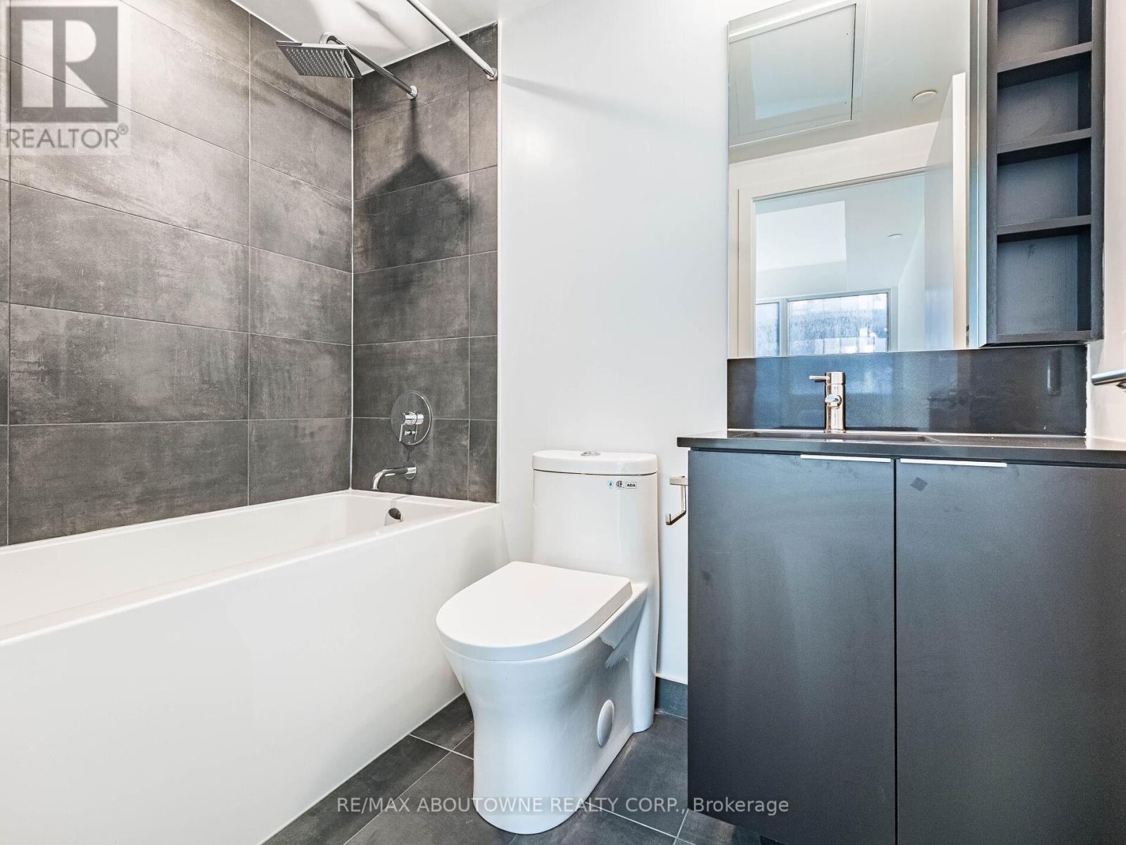 1116 - 8 Wellesley Street W, Toronto, ON - Indoor Photo Showing Bathroom