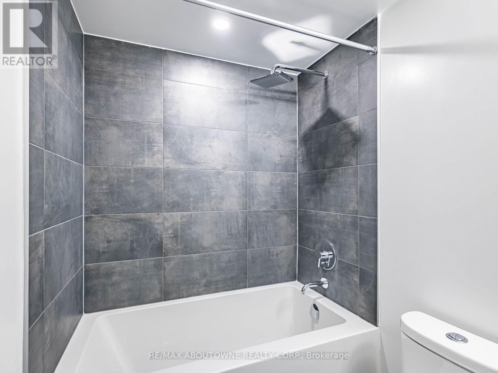 1116 - 8 Wellesley Street W, Toronto, ON - Indoor Photo Showing Bathroom