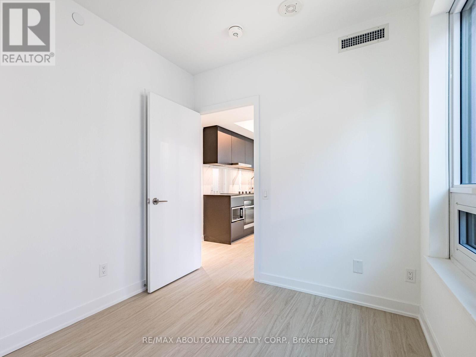 1116 - 8 Wellesley Street W, Toronto, ON - Indoor Photo Showing Other Room