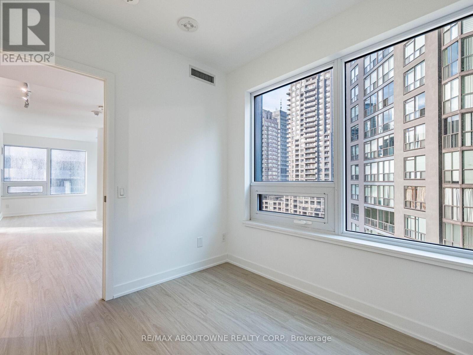 1116 - 8 Wellesley Street W, Toronto, ON - Indoor Photo Showing Other Room