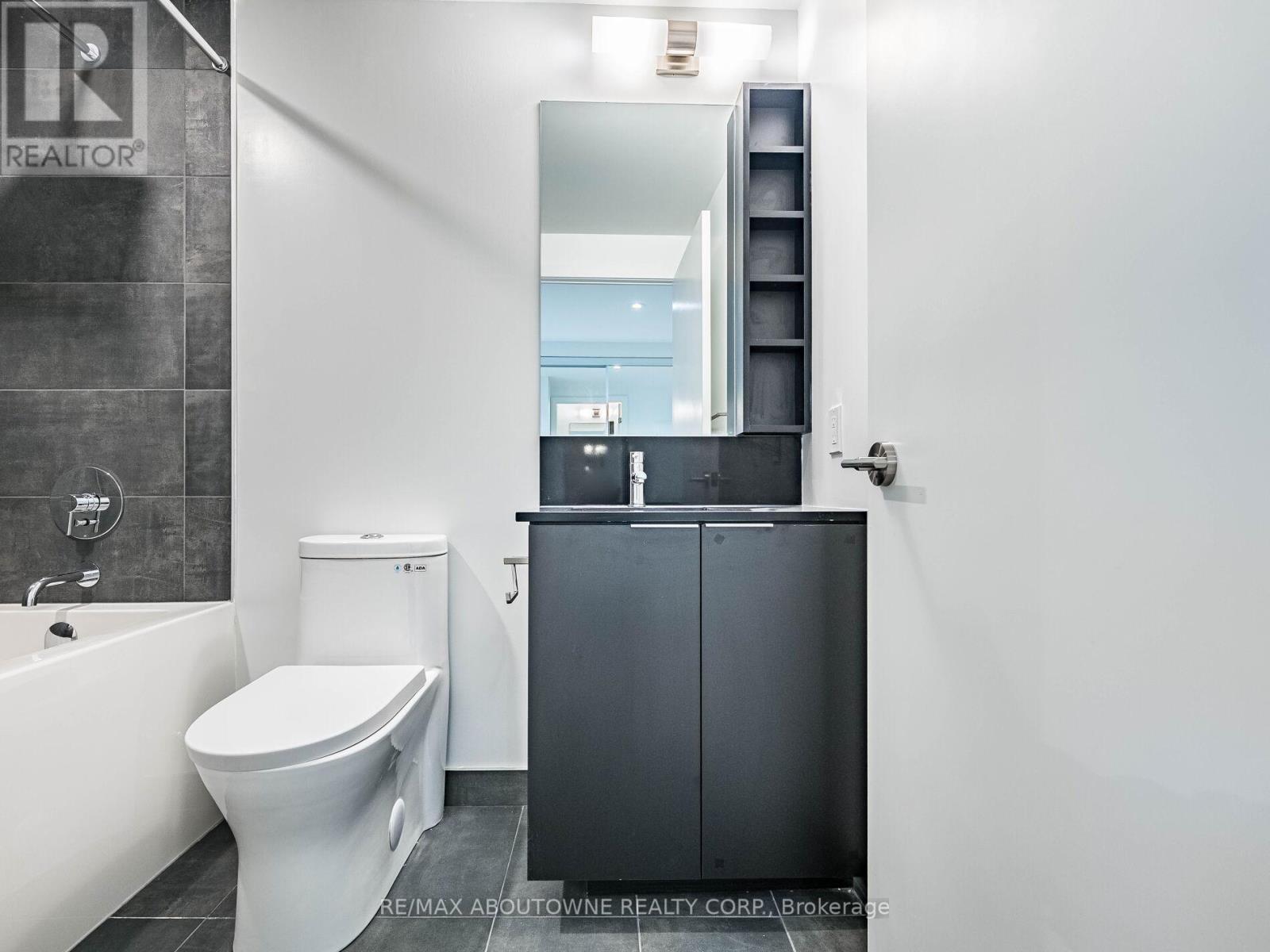 1116 - 8 Wellesley Street W, Toronto, ON - Indoor Photo Showing Bathroom