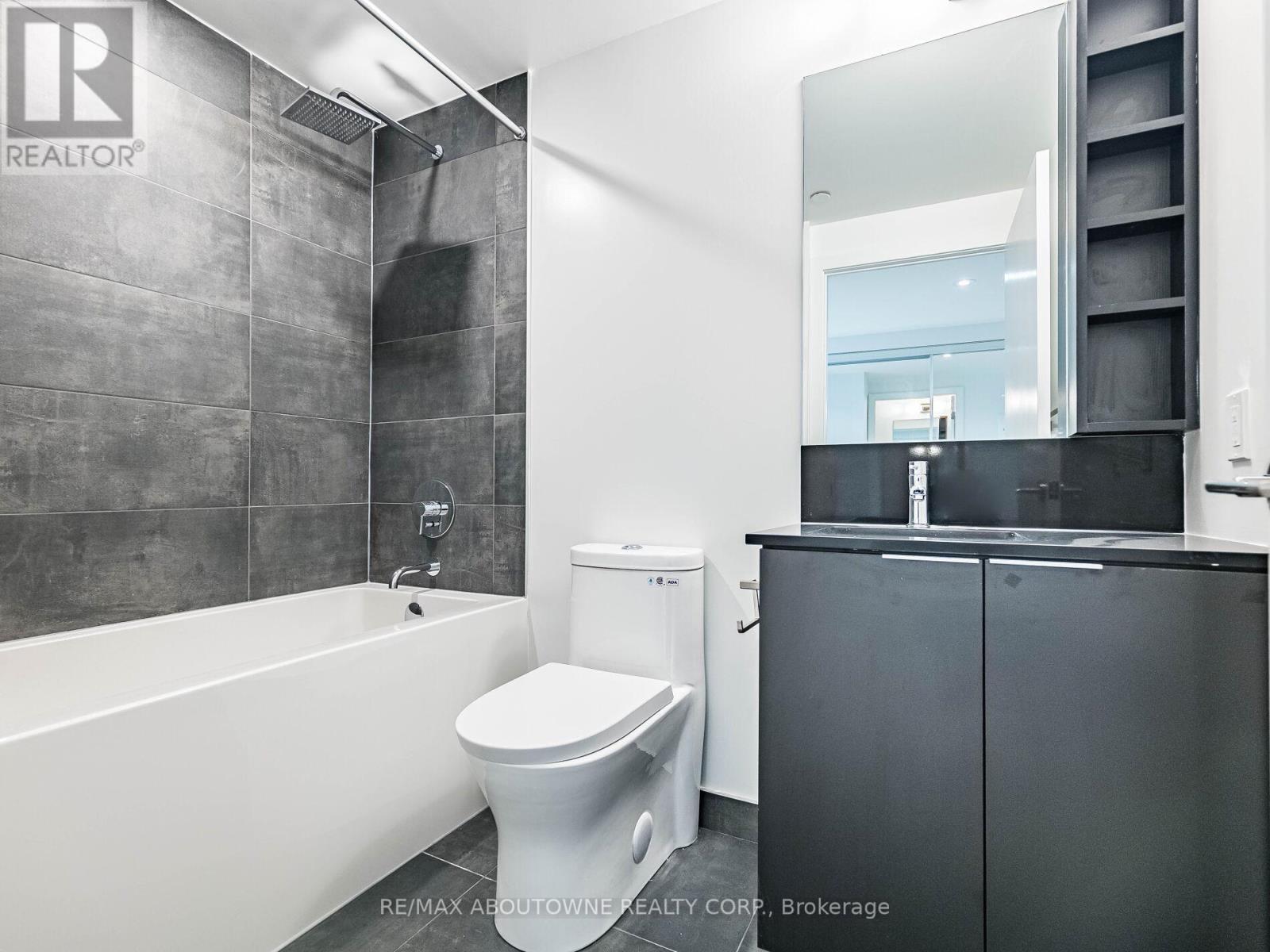 1116 - 8 Wellesley Street W, Toronto, ON - Indoor Photo Showing Bathroom