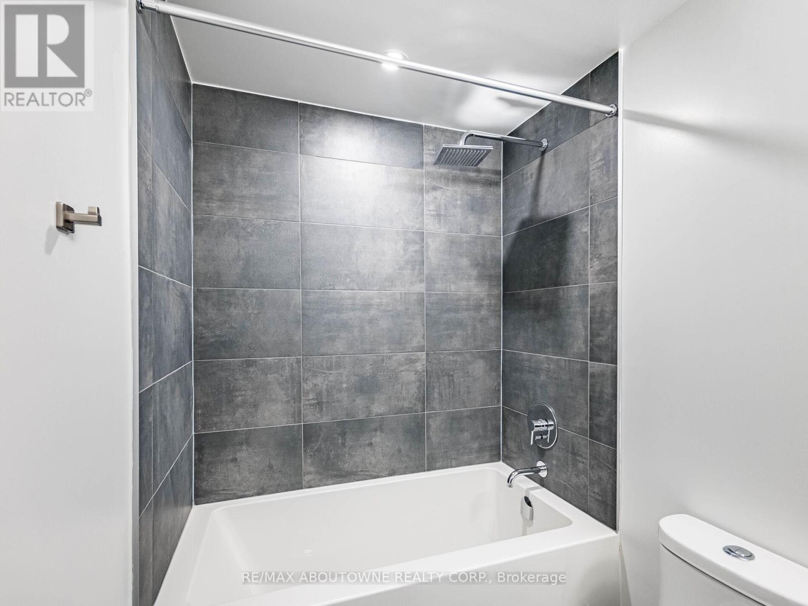 1116 - 8 Wellesley Street W, Toronto, ON - Indoor Photo Showing Bathroom