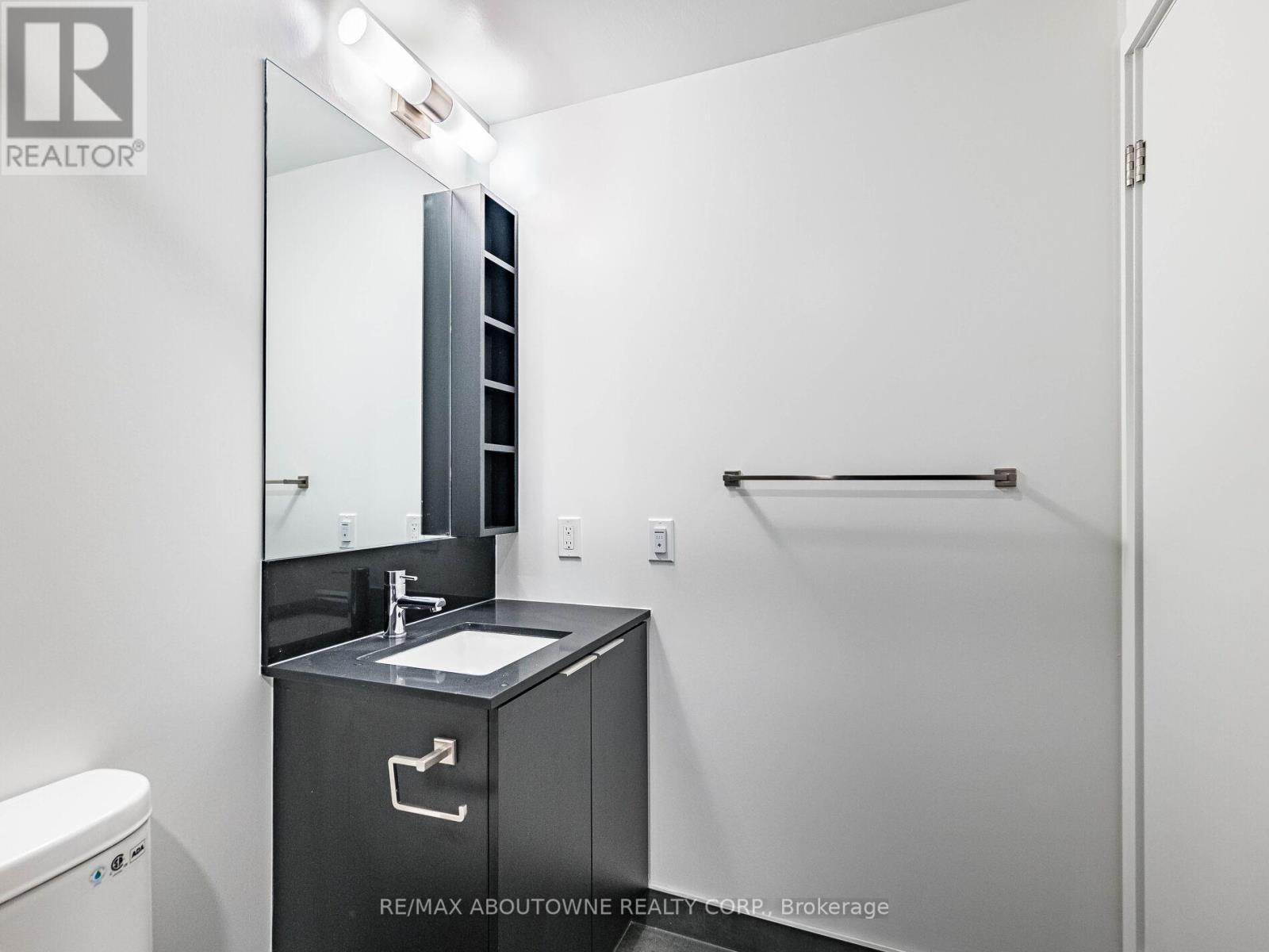 1116 - 8 Wellesley Street W, Toronto, ON - Indoor