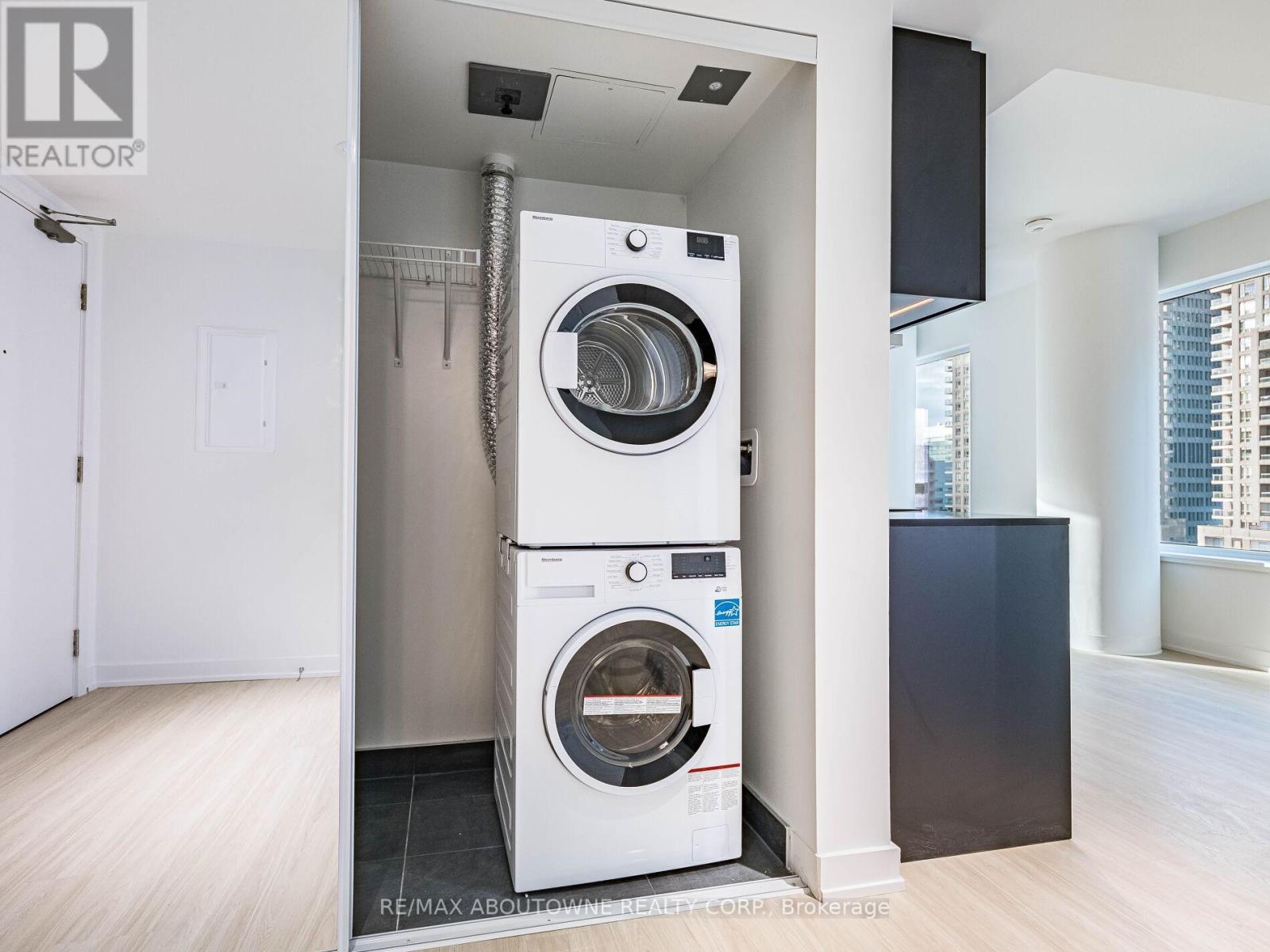 1116 - 8 Wellesley Street W, Toronto, ON - Indoor Photo Showing Laundry Room