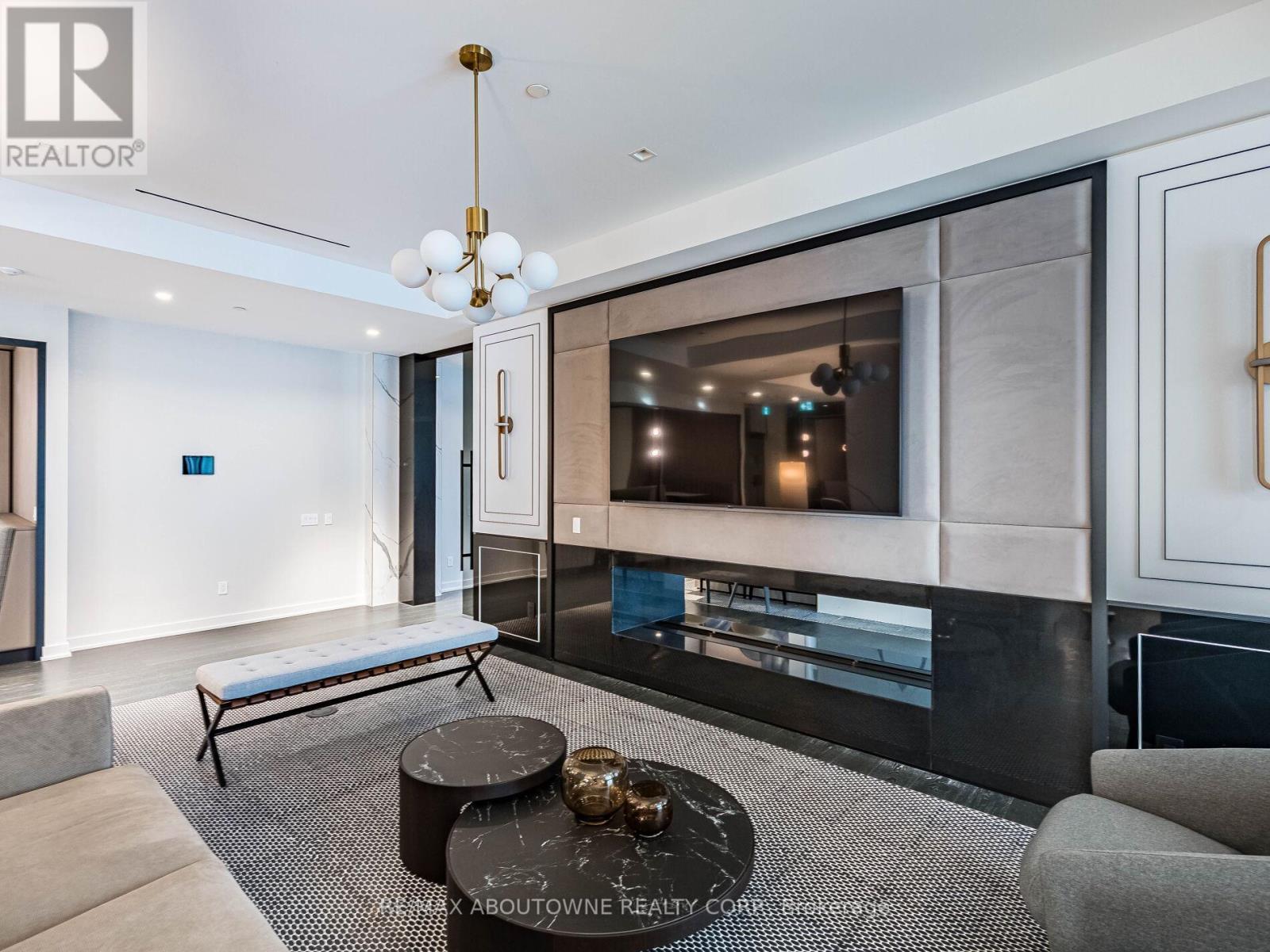 1116 - 8 Wellesley Street W, Toronto, ON - Indoor