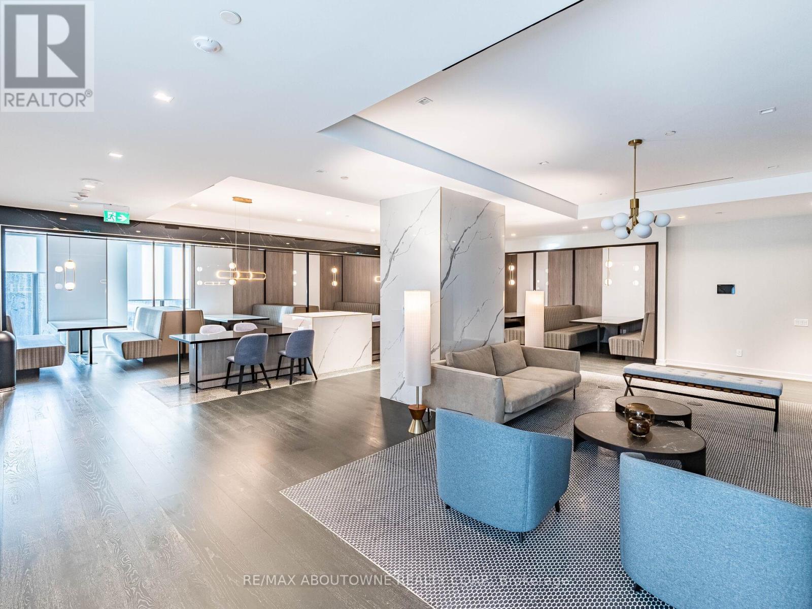 1116 - 8 Wellesley Street W, Toronto, ON - Indoor Photo Showing Living Room