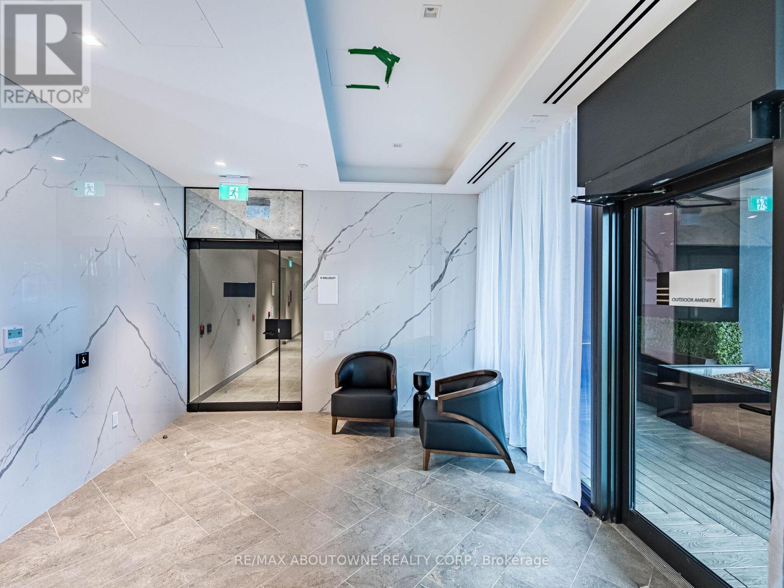 1116 - 8 Wellesley Street W, Toronto, ON - With Exterior