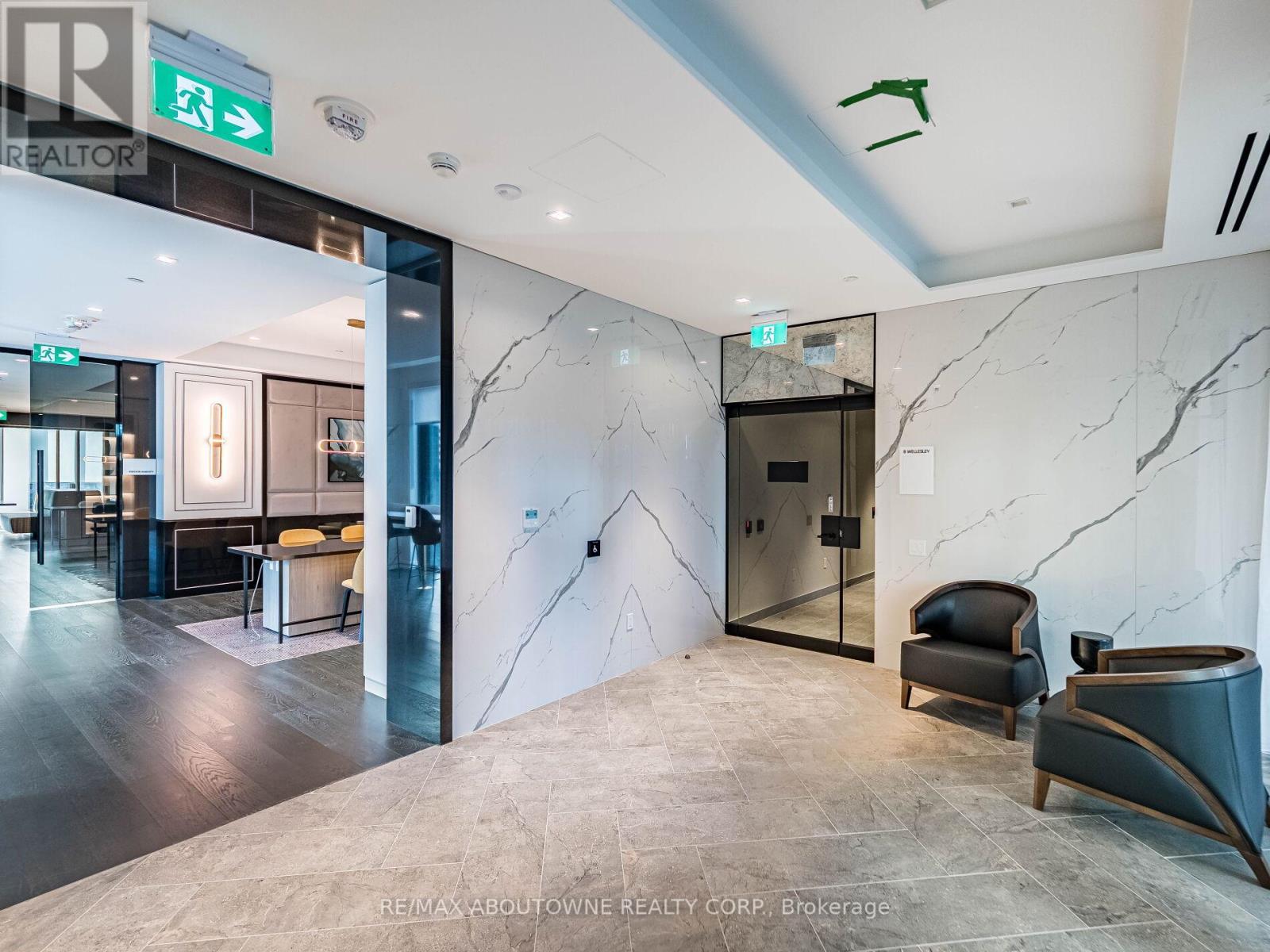 1116 - 8 Wellesley Street W, Toronto, ON - Indoor Photo Showing Other Room