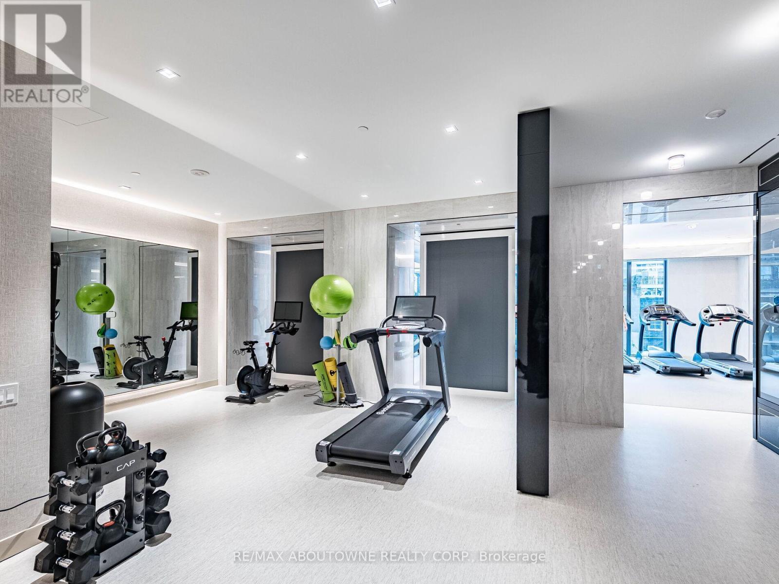 1116 - 8 Wellesley Street W, Toronto, ON - Indoor Photo Showing Gym Room