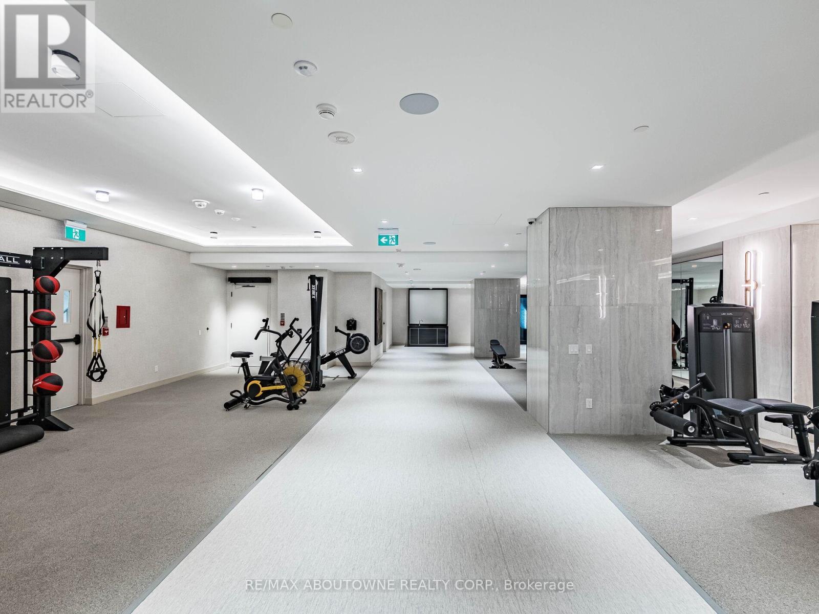 1116 - 8 Wellesley Street W, Toronto, ON - Indoor Photo Showing Gym Room