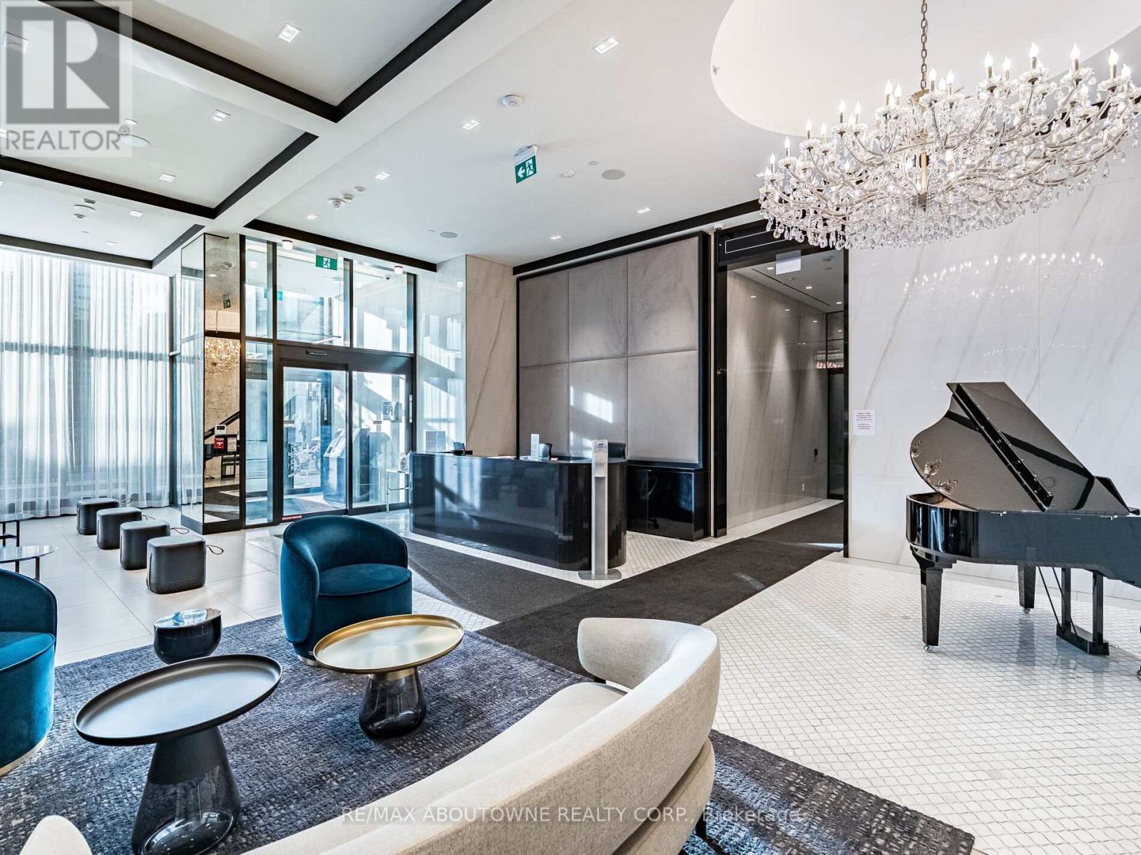 1116 - 8 Wellesley Street W, Toronto, ON - Indoor