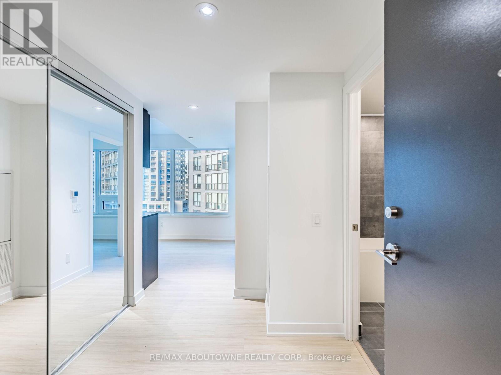 1116 - 8 Wellesley Street W, Toronto, ON - Indoor Photo Showing Other Room