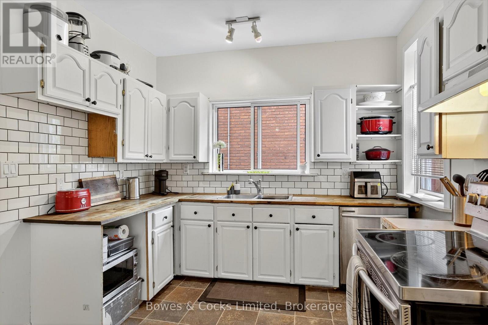 597 Bolivar Street, Peterborough (Town Ward 3), ON - Indoor Photo Showing Kitchen With Double Sink