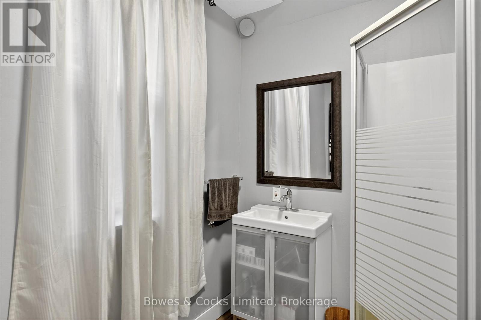 597 Bolivar Street, Peterborough (Town Ward 3), ON - Indoor Photo Showing Bathroom