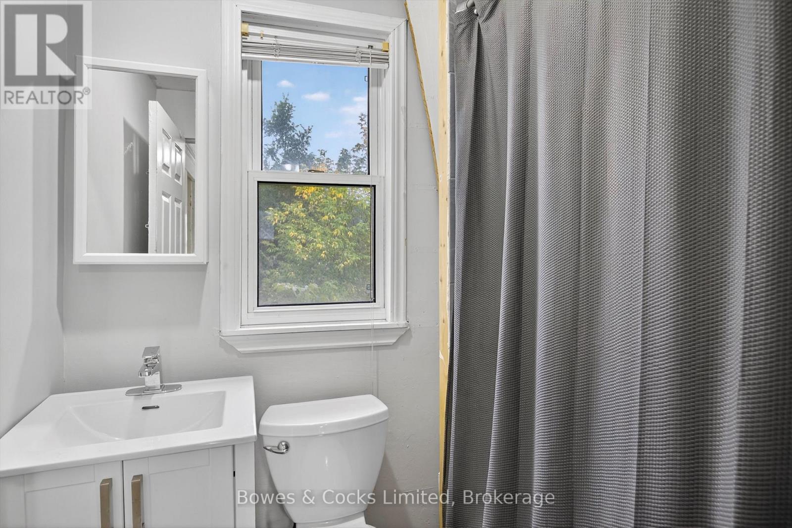 597 Bolivar Street, Peterborough (Town Ward 3), ON - Indoor Photo Showing Bathroom