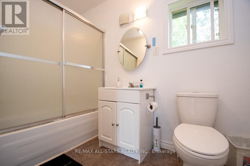 31 Morrison Street, Kawartha Lakes (Laxton/Digby/Longford), ON - Indoor Photo Showing Bathroom