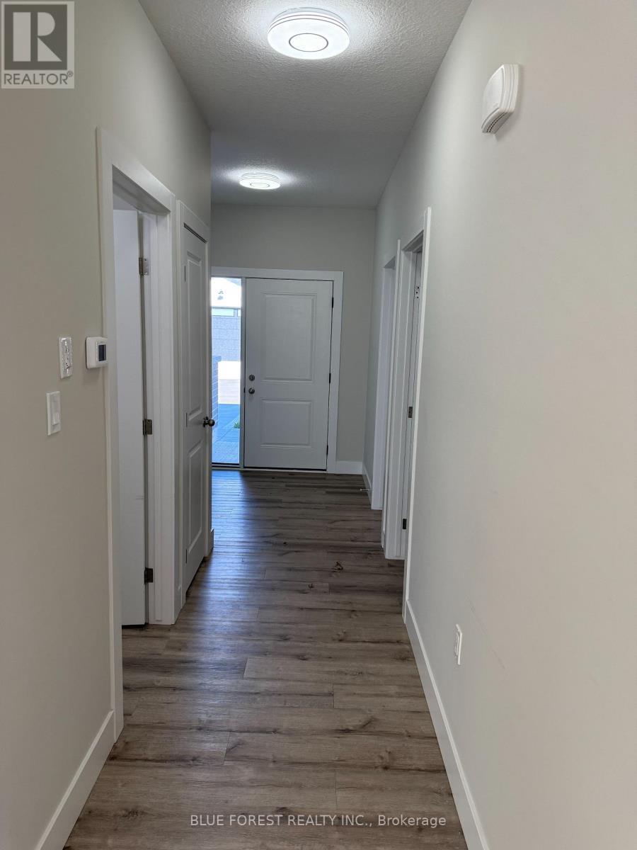 Entryway/ hallway - 9 - 282 Main Street, Southwest Middlesex (Glencoe), ON - Indoor Photo Showing Other Room
