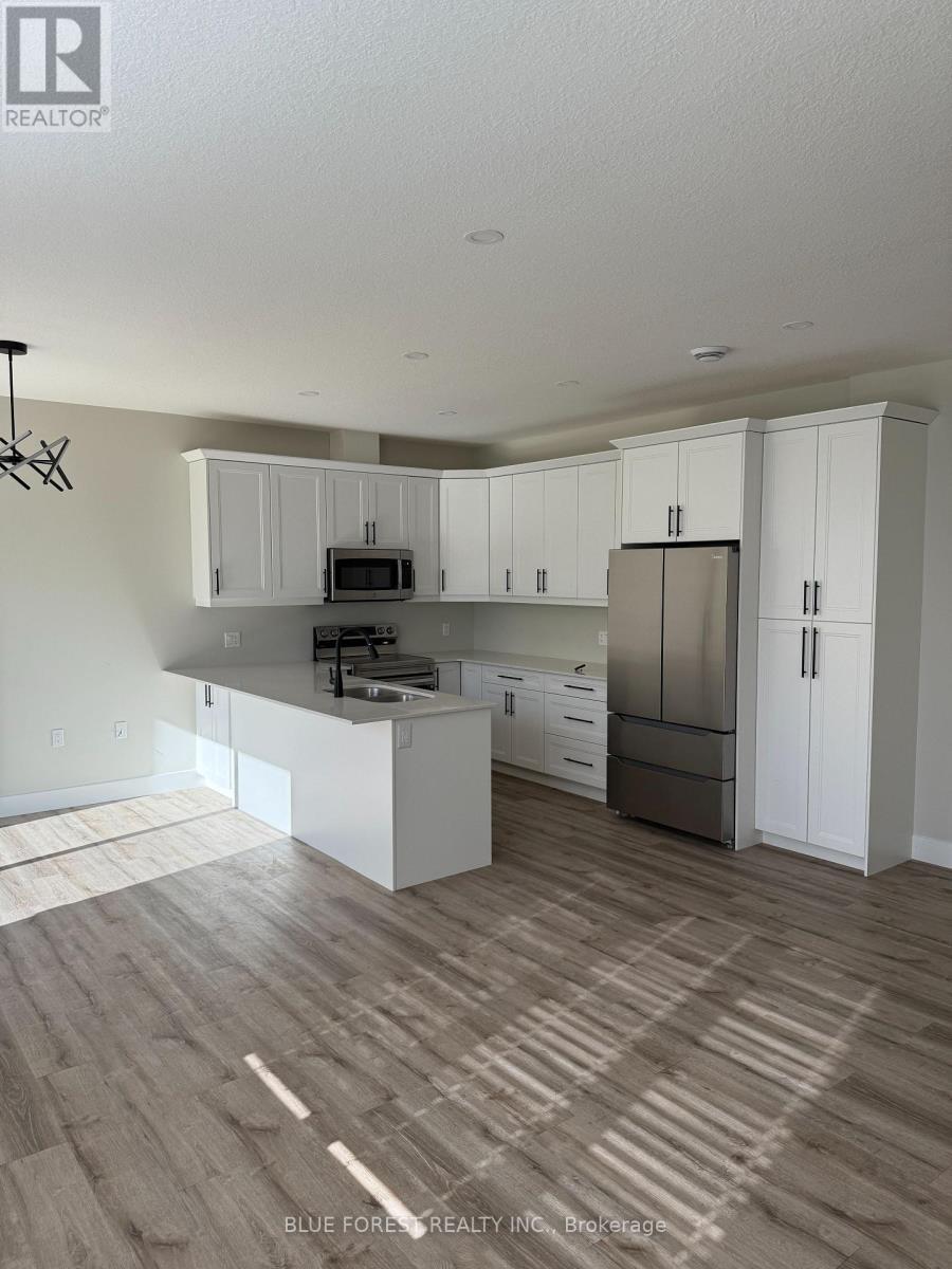 9 - 282 Main Street, Southwest Middlesex (Glencoe), ON - Indoor Photo Showing Kitchen With Double Sink