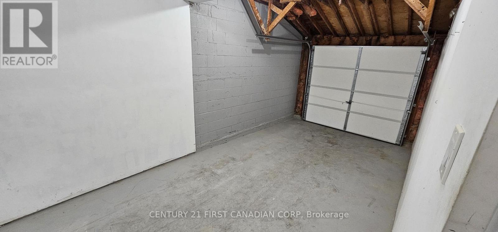 1005 Lanark Place, Sarnia, ON - Indoor Photo Showing Garage