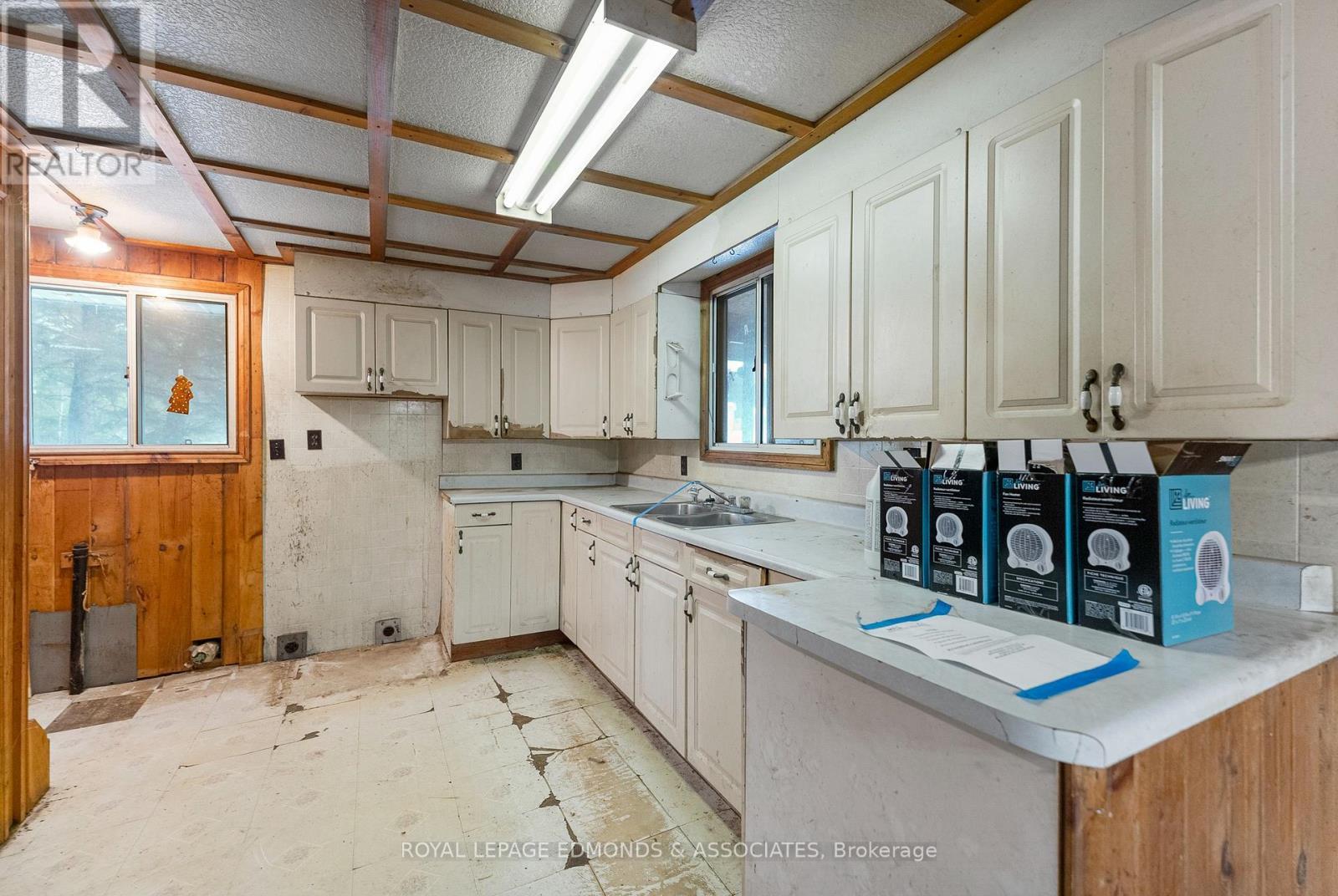 2815 Round Lake Road, Killaloe, Hagarty And Richards, ON - Indoor Photo Showing Kitchen With Double Sink