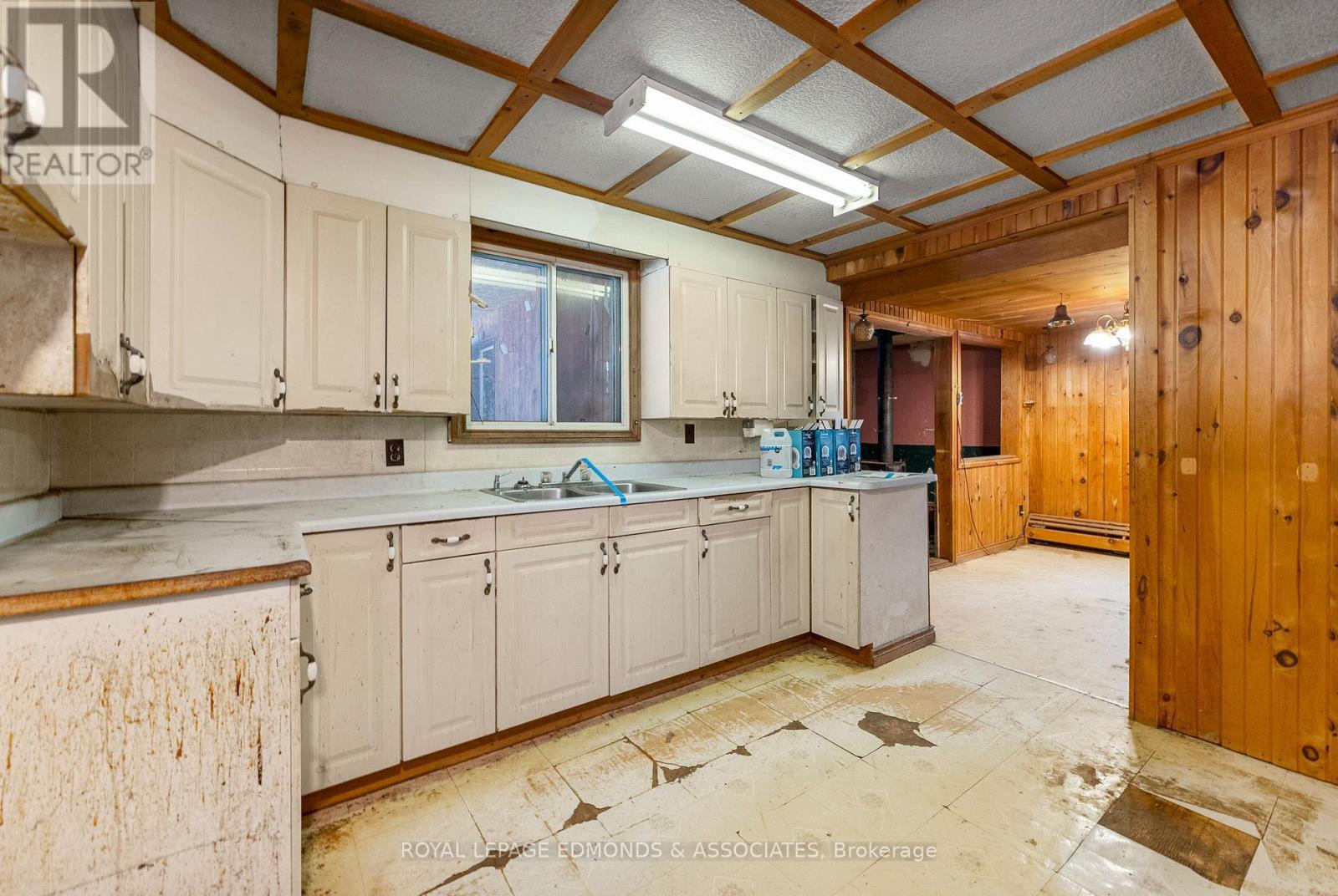 2815 Round Lake Road, Killaloe, Hagarty And Richards, ON - Indoor Photo Showing Kitchen With Double Sink