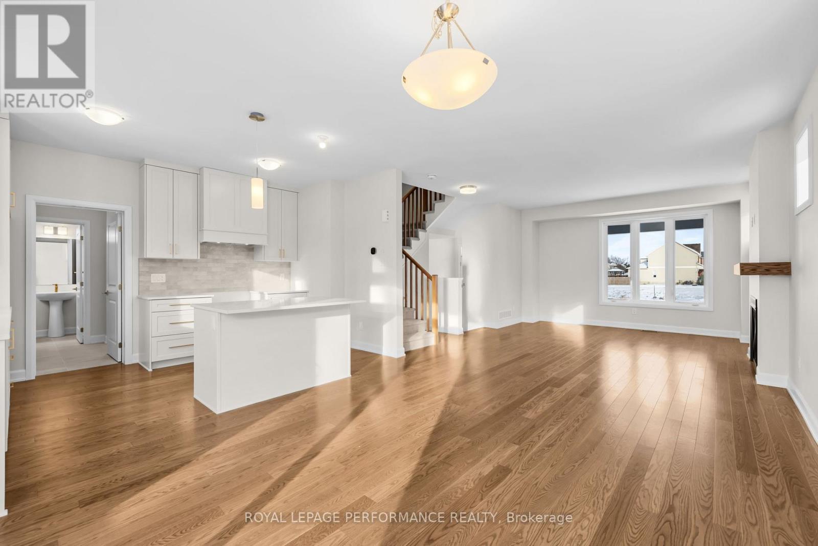 10 Academie Street, Russell, ON - Indoor Photo Showing Kitchen With Upgraded Kitchen