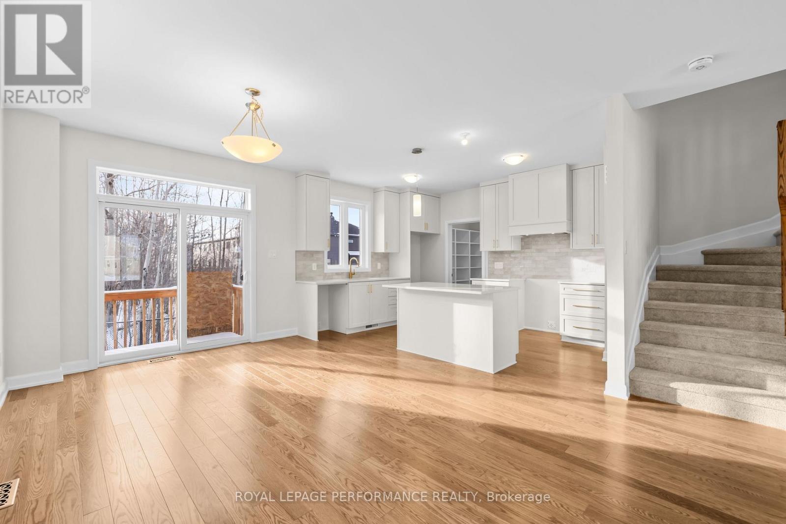 10 Academie Street, Russell, ON - Indoor Photo Showing Kitchen With Upgraded Kitchen