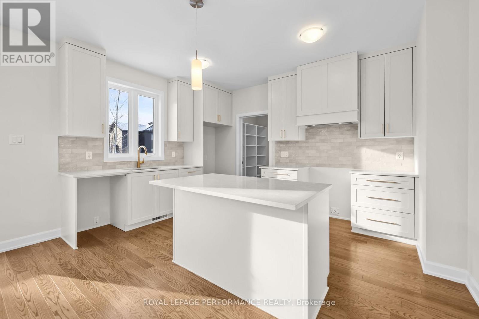 10 Academie Street, Russell, ON - Indoor Photo Showing Kitchen With Upgraded Kitchen