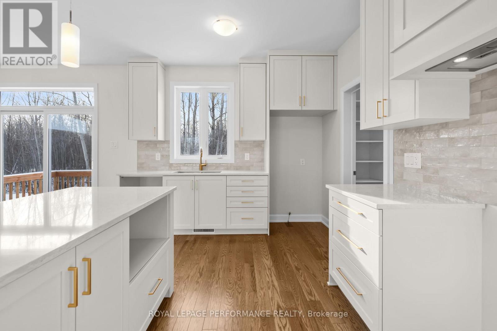 10 Academie Street, Russell, ON - Indoor Photo Showing Kitchen With Upgraded Kitchen