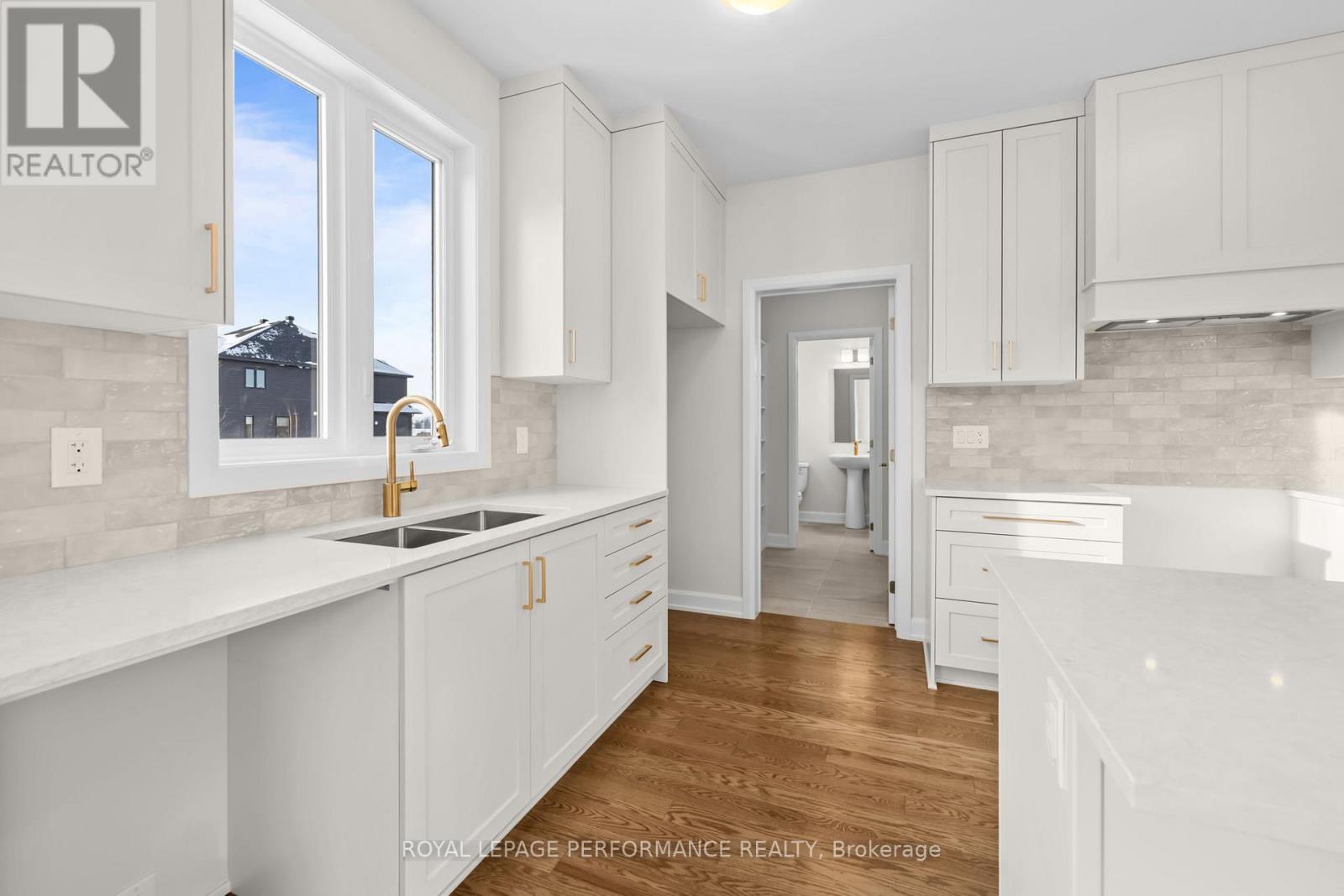 10 Academie Street, Russell, ON - Indoor Photo Showing Kitchen With Double Sink With Upgraded Kitchen