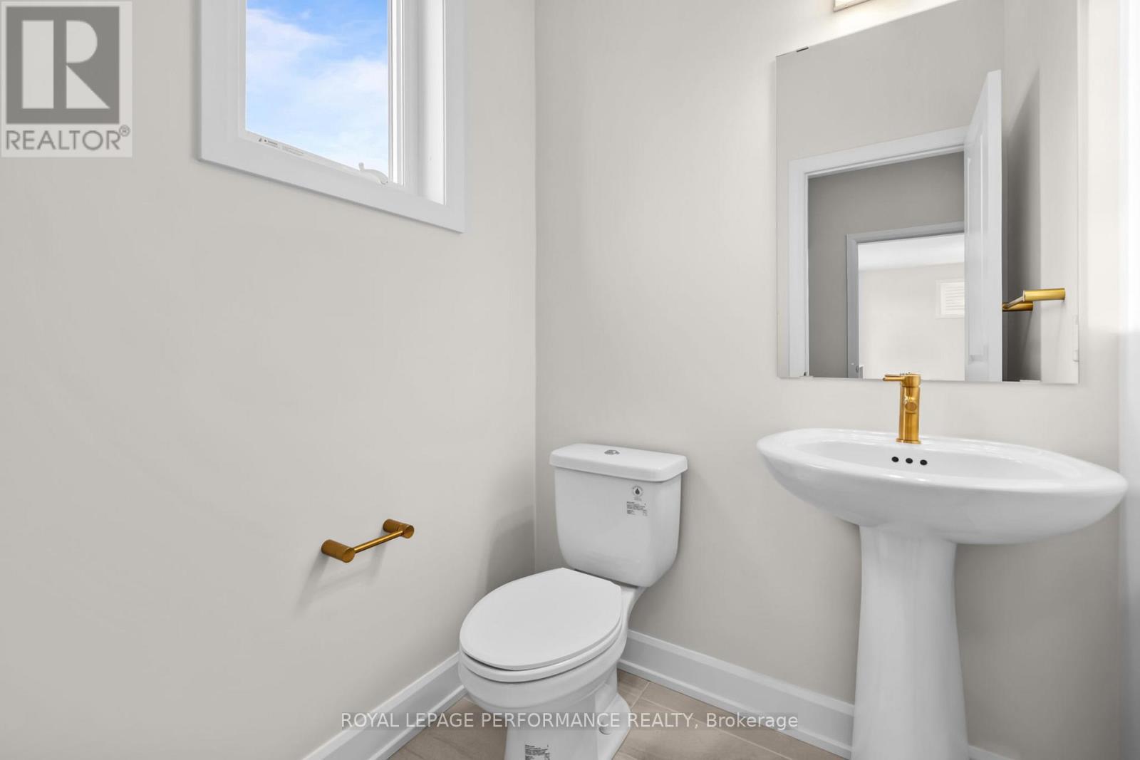 10 Academie Street, Russell, ON - Indoor Photo Showing Bathroom