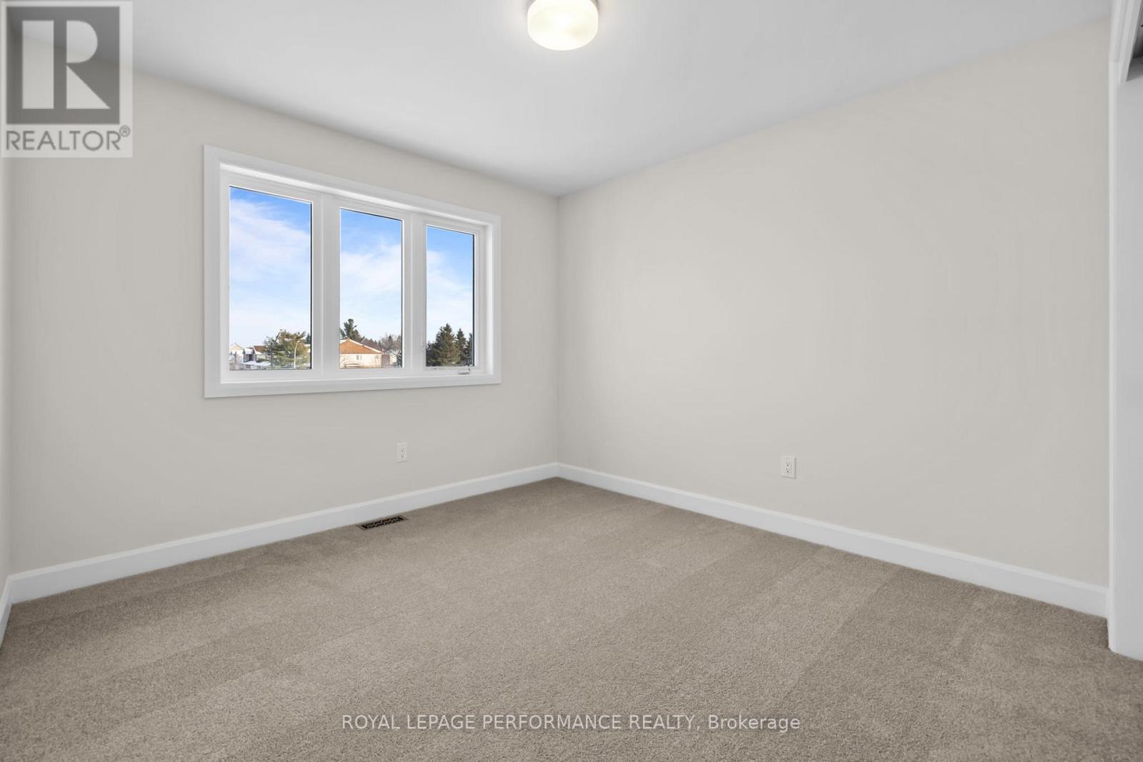 10 Academie Street, Russell, ON - Indoor Photo Showing Other Room