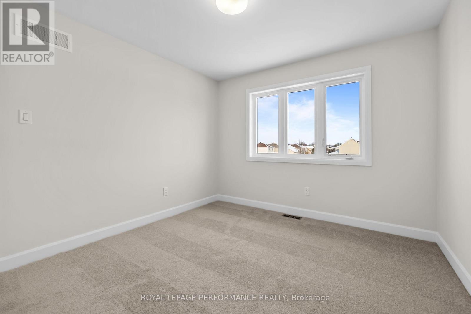 10 Academie Street, Russell, ON - Indoor Photo Showing Other Room