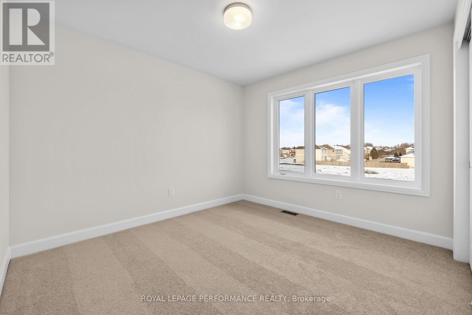 10 Academie Street, Russell, ON - Indoor Photo Showing Other Room