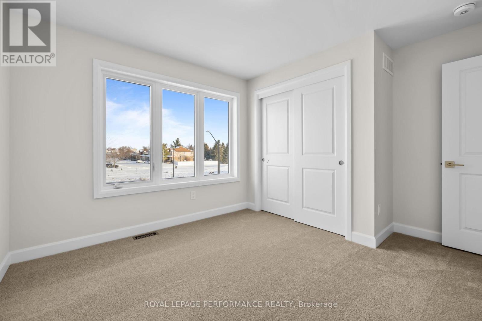 10 Academie Street, Russell, ON - Indoor Photo Showing Other Room