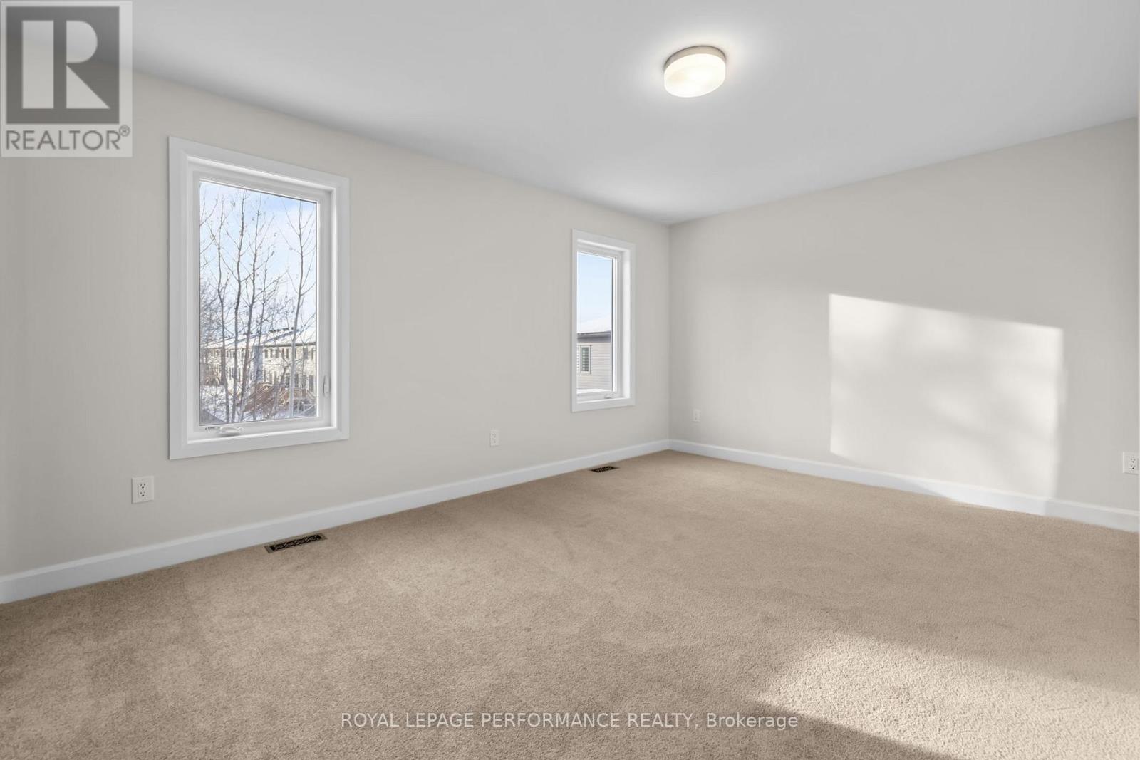 10 Academie Street, Russell, ON - Indoor Photo Showing Other Room