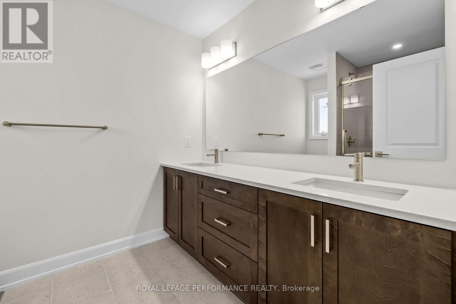 10 Academie Street, Russell, ON - Indoor Photo Showing Bathroom